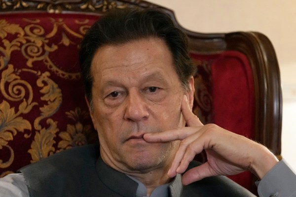Бившият премиер на Пакистан Имран Хан е арестуван: Какво трябва да знаете