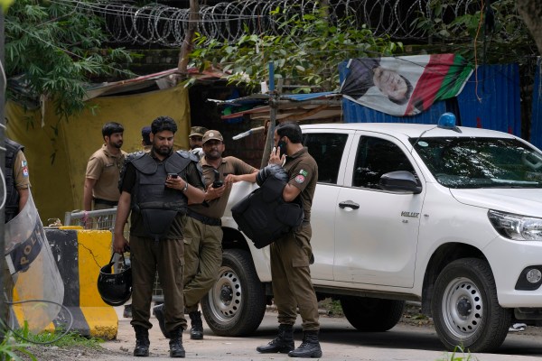 Снимки: Пакистанският Имран Хан арестуван, след като съдът го осъди