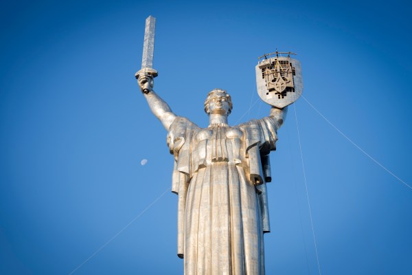 Украйна заменя съветския сърп и чук с тризъбец на паметника в Киев