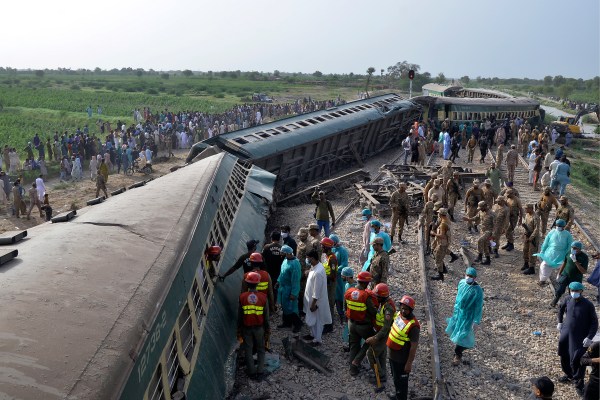 Снимки: В ход са спасителни операции след дерайлиране на влак в Пакистан