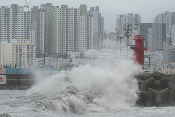 Един загинал, тъй като тропическата буря Ханун предизвика наводнения, евакуации в Южна Корея