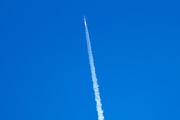 Virgin Galactic лети с първите си туристи до ръба на космоса