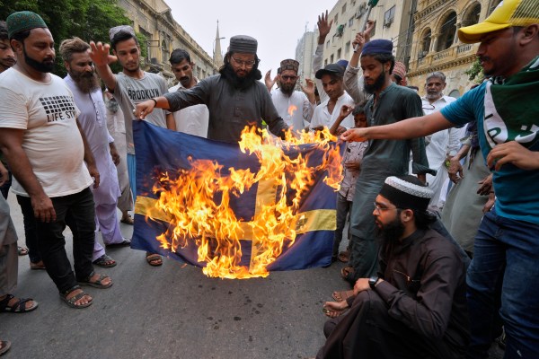 На фона на изгарянето на Корана, Швеция повишава „терористична“ заплаха