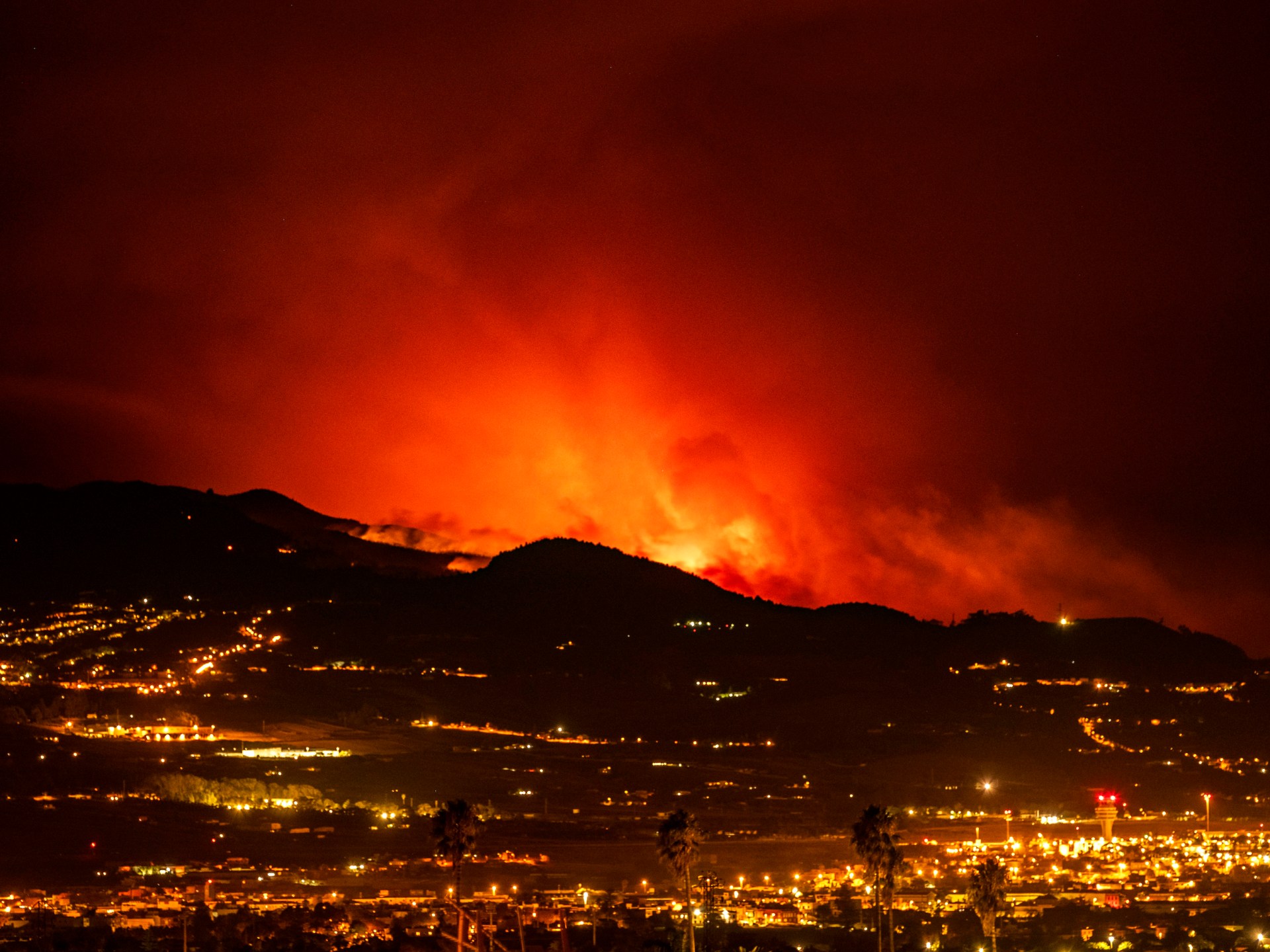 Miles de personas evacuadas por incendio en Tenerife, Islas Canarias, España |  Noticias de la crisis climática