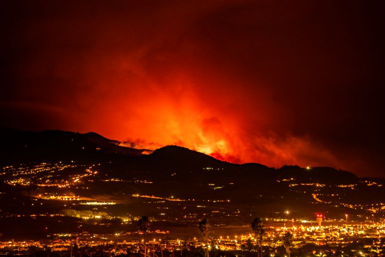 Bagliori sono visibili all'orizzonte mentre il fuoco avanza attraverso la foresta verso la città di La Laguna e l'aeroporto Los Rodeos a Tenerife, Isole Canarie, Spagna sabato 19 agosto 2023.