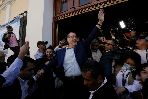 Антикорупционният кръстоносец Бернардо Аревало постигна съкрушителна победа на президентските избори