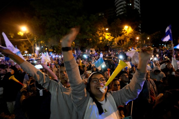 Призиви за плавен преход, след като Аревало спечели президентските избори в Гватемала