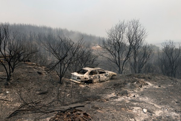 Снимки: Смърт и разрушения в резултат на горските пожари в Гърция