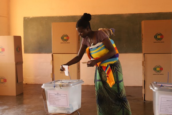Снимки: Зимбабве гласува, докато президентът Мнангагва търси втори мандат
