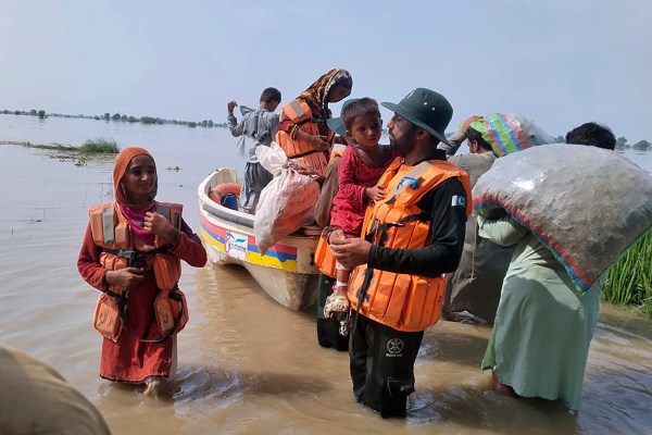 Наводненията наложиха евакуация на почти 100 000 души в Пакистан