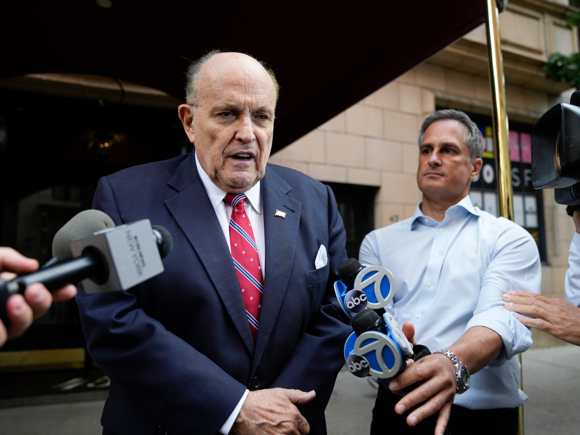 Giuliani, exabogado de Trump, fue condenado a pagar 148 millones de dólares por difamar a trabajadores electorales  Noticias