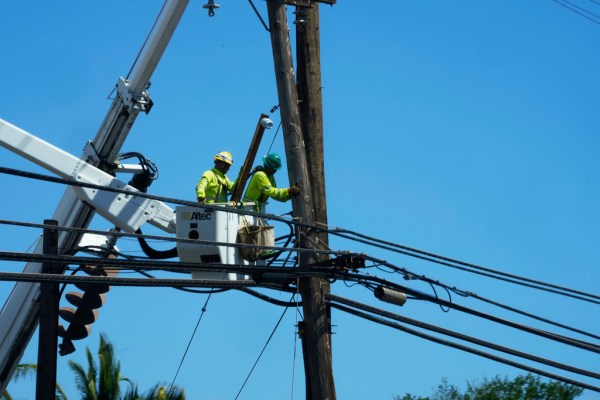 Енергийната компания Hawaiian Electric заяви, че е изключила електропроводите в