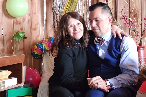„Здравей, мамо“: Откраднат при раждането, мъж се събра с майка си от Чили след 42 години