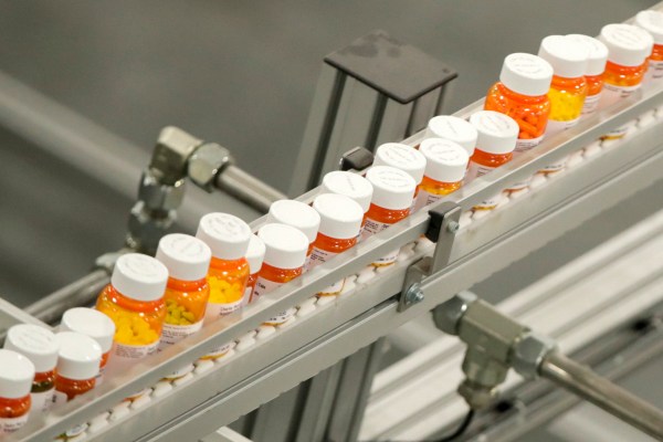Фокусът на Big Pharma върху печалбата стои зад недостига на лекарства, заплахата от супербактерии