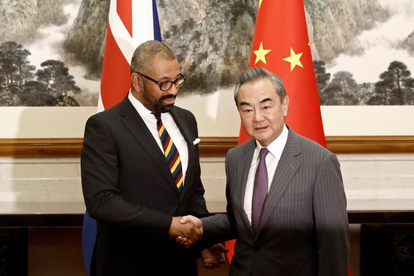 Британският първи дипломат Клевърли посещава Китай, за да стабилизира развалените връзки