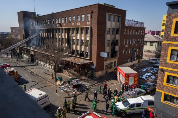 Арестуван е заподозрян за пожар в сграда в Южна Африка, който уби 77
