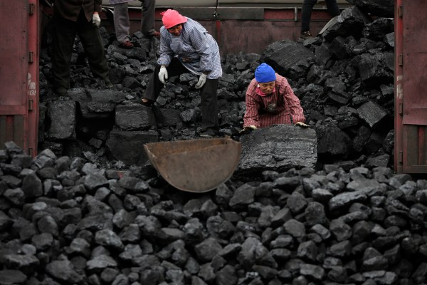 Експлозия във въглищна мина уби 11 души в северен Китай