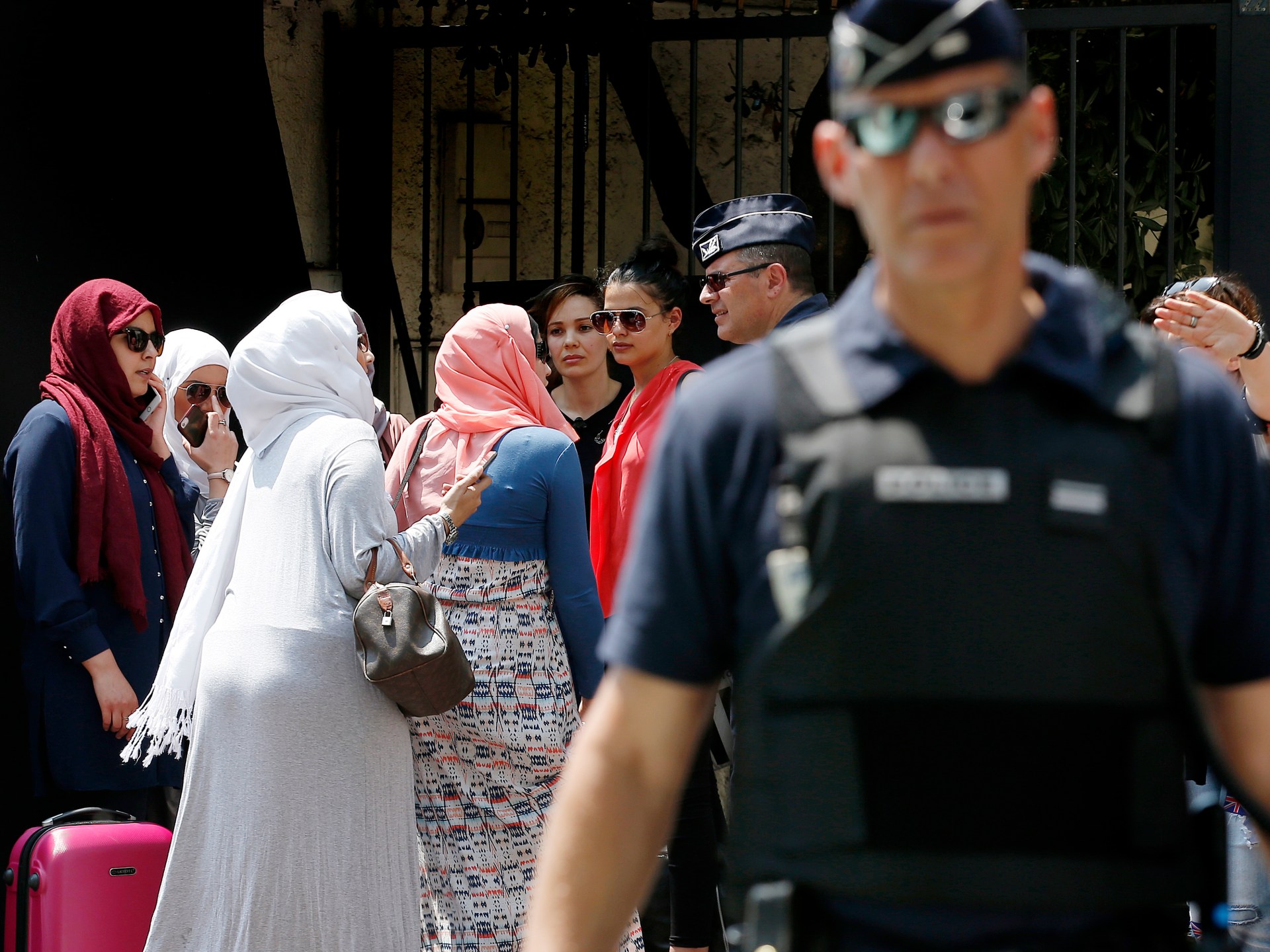 Photo of Interdiction de l’abaya en France : jusqu’où ira la police vestimentaire ?  |  Actualités sur les droits des femmes