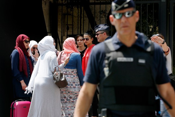 Забрана на абая във Франция: „Докъде ще стигне полицията за дрехи?“