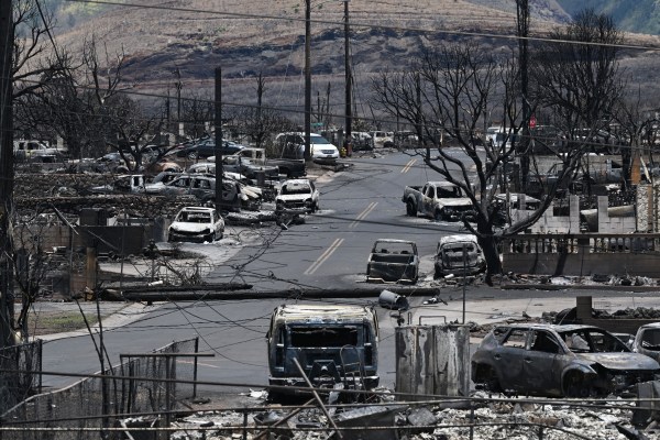 Сцени на опустошение, докато горски пожар изгаря курортния град на Хавайските острови