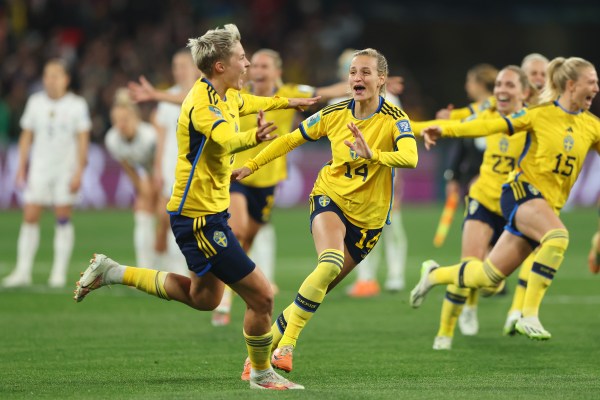 Швеция нокаутира носителката на Световното първенство за жени САЩ в диво изпълнение на дузпи