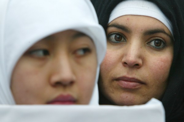 Франция ще забрани носенето на рокли от абая в училищата: Министър