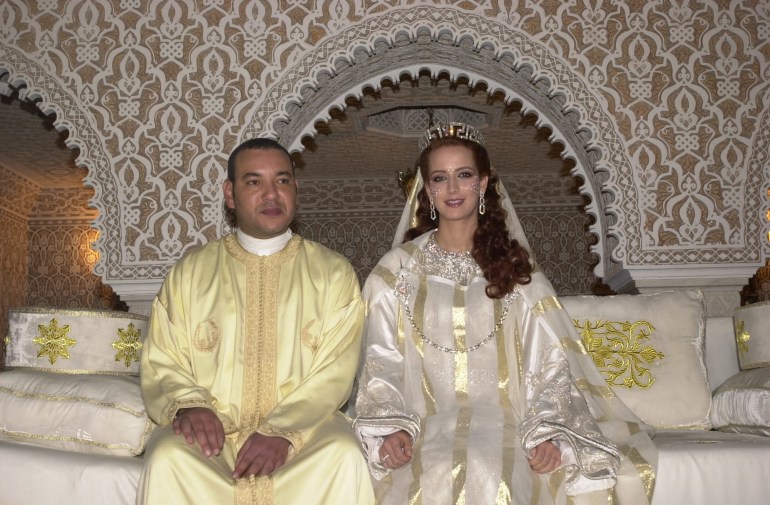 O Rei Mohammed VI senta-se com Lalla Salma durante uma das celebrações do seu casamento