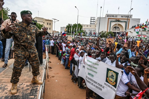 Военните ръководители на Нигер нареждат на френския посланик да напусне страната