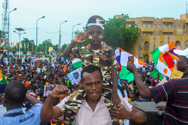 Новите военни управници в Нигер наредиха на въоръжените сили да