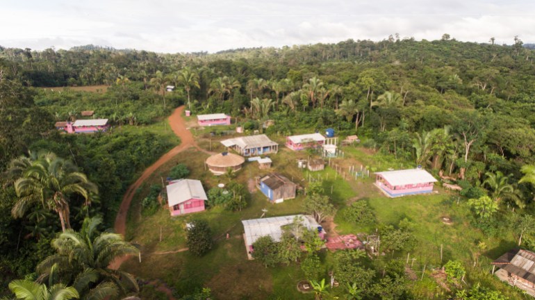 Uma vista aérea de uma pequena cidade na floresta amazônica.