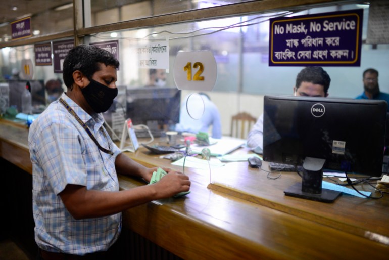 Pessoas fazendo transações em bancos de Bangladesh