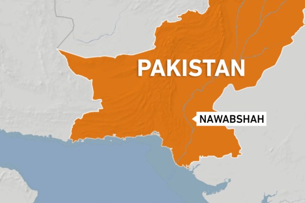 Повече от дузина загинаха, след като влак дерайлира в Южен Пакистан