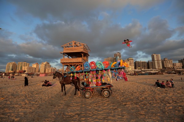 Палестинците се тълпят по плажовете на Газа, за да се сбогуват с лятната си ваканция