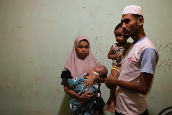 Пиди, Индонезия– Формин беше бременна, когато се качи на лодка