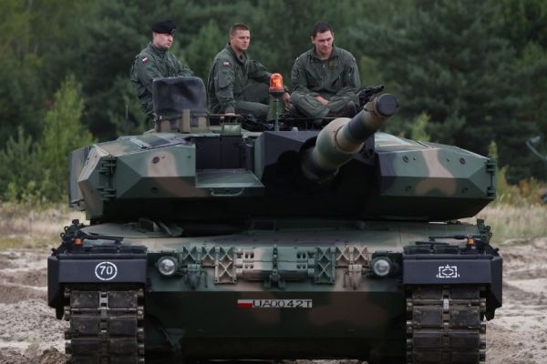 Полша изпрати войски до границата си с Беларус, страхувайки се