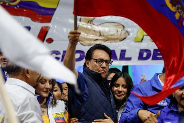 Претендент за президент в Еквадор беше убит посред бял ден.
Фернандо