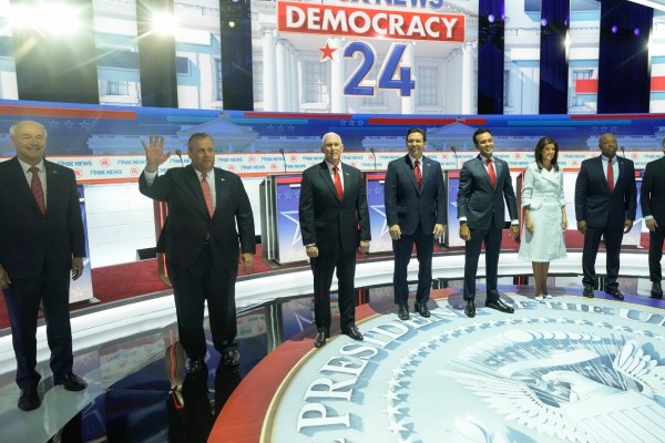 Осем от деветте републикански кандидати, които се борят за номинацията