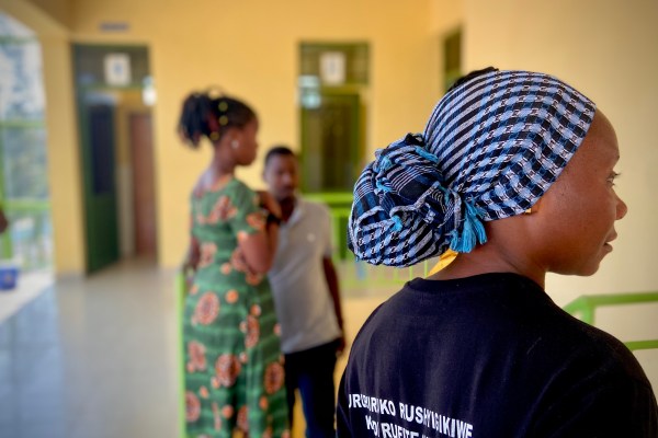 В Руанда тийнейджърските бременности нарастват. Цената е голяма, казват анализаторите