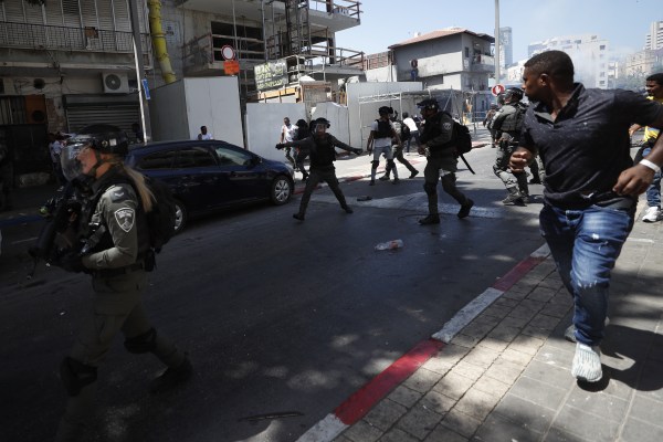 Десетки хора бяха ранени при сблъсъци между враждуващи еритрейски групи в Израел