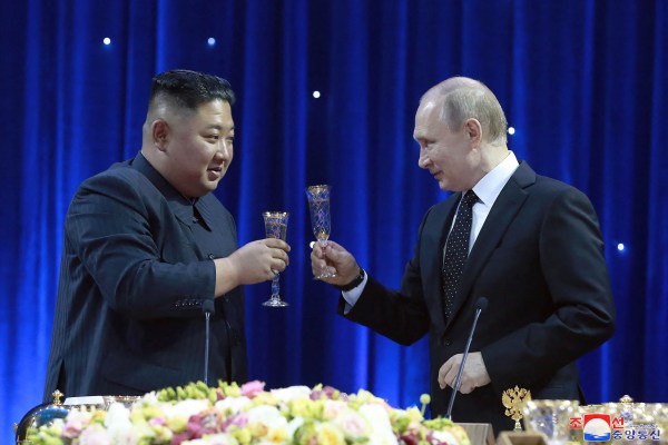 Китай е ключът към предотвратяването на евентуална оръжейна сделка между Русия и Северна Корея, казва експерт