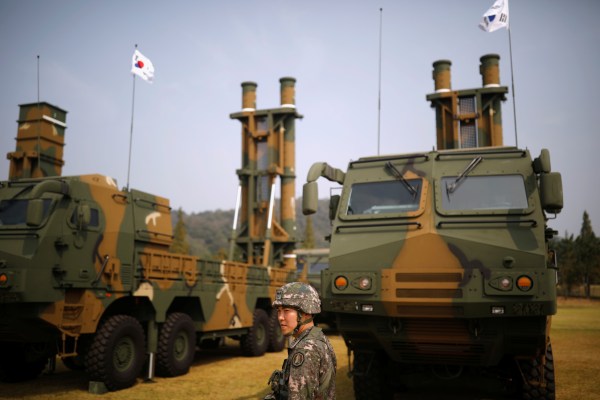 Южна Корея ще проведе първия си широкомащабен военен парад от