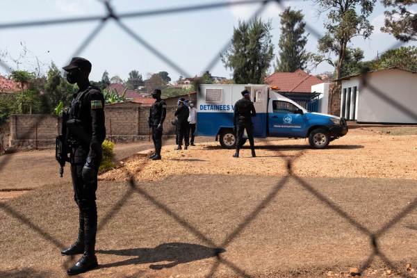 Мъж е арестуван в Руанда, след като повече от 10
