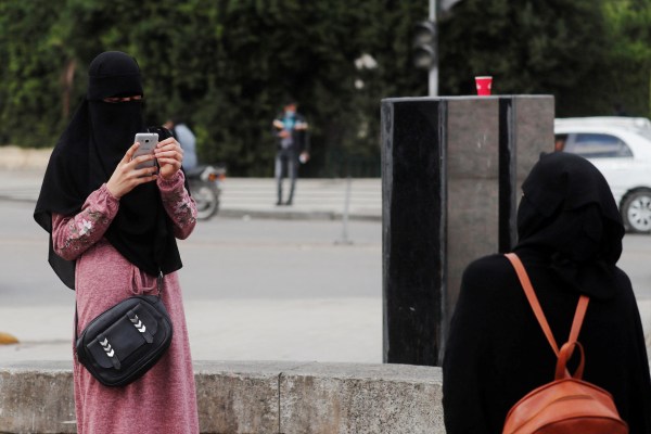 Египтяните са разделени относно неотдавнашната забрана за носене на никаб в училищата
