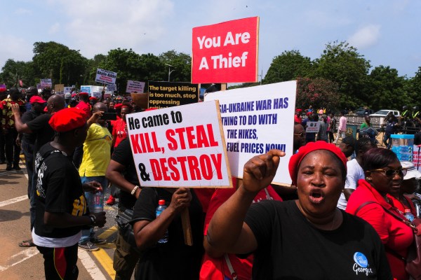 Полицията в Гана арестува 49, тъй като високите разходи за живот предизвикват улични протести