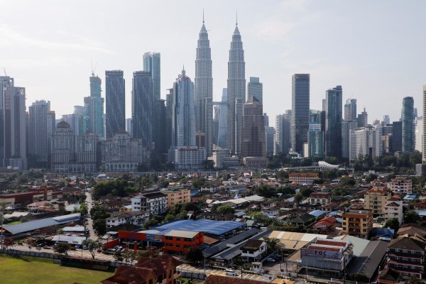 Малайзия санкционира 400 компании досега тази година за нарушаване на трудовото законодателство