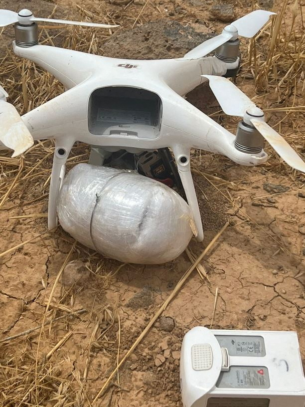 Ürdün Silahlı Kuvvetleri'nin web sitesi tarafından yayınlanan bir fotoğrafta, kristal meth taşıyan bir drone olduğu belirtiliyor