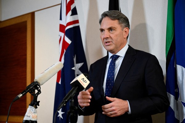 Австралийското правителство предложи по-строги ограничения за бившия военен персонал, който