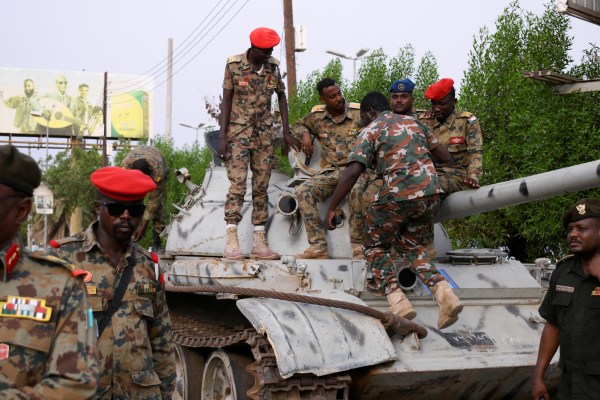 Анализ: Боевете в Порт Судан отразяват напрежението между племената и армията