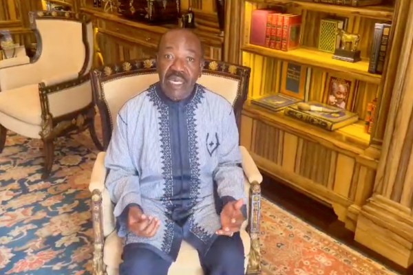 Армията на Габон казва, че бившият президент Али Бонго е „свободен“ да пътува в чужбина