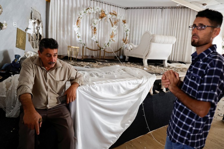Los palestinos inspeccionan la casa donde se escondía un militante palestino que fue destruida por misiles durante una incursión israelí. 